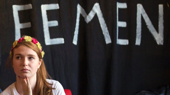 Femen-Mitglied Josephine M. auf einer Pressekonferenz © dpa-Bildfunk Foto: Ian Langsdon