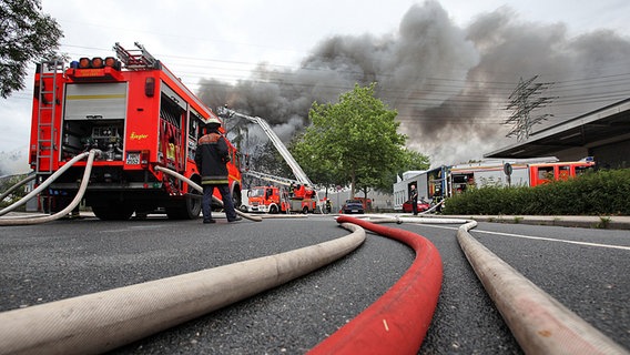 Hamburger Feuerwehr löscht den Brand in einer Lagerhalle für Kunststoff-Produkte in Hamburg-Tonndorf. © dpa Foto: Bodo Marks