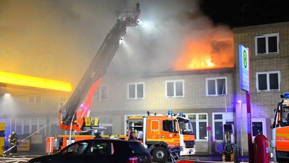 Die Feuerwehr löscht ein Großfeuer neben einer Tankstelle in Heimfeld. © HamburgNews 