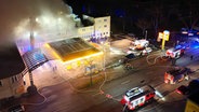 Luftaufnahme eines Großfeuers neben einer Tankstelle in Heimfeld. Die Feuerwehr ist vor Ort. © HamburgNews 