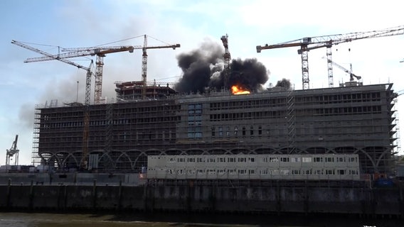 Es brennt auf einer Baustelle in der Hafencity. © NonstopNews 