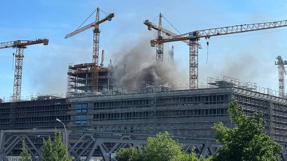 Aus einem Gebäude in der Hafencity in Hamburg steigt Rauch auf. © Steven Hutchings/TNN/dpa 