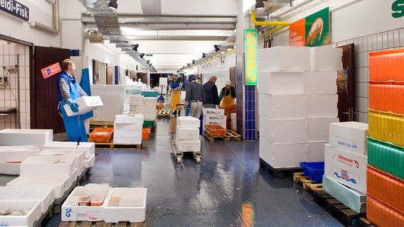 Fisch-Großhändler verkaufen in einer Markthalle an der Großen Elbstraße ihre Ware © Fischmarkt GmbH 