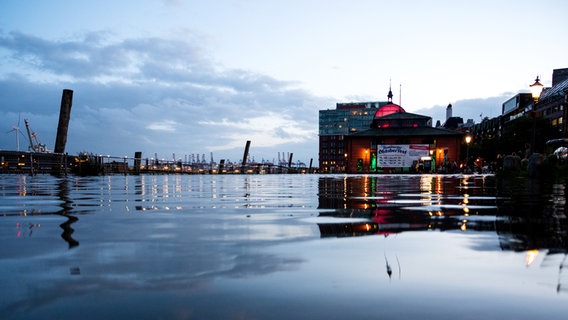 Der Fischmarkt mit der Fischauktionshalle ist in Hamburg während einer Sturmflut beim Hochwasser der Elbe überschwemmt. © picture alliance / dpa Foto: Daniel Bockwoldt