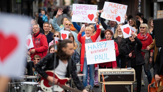 In Hamburg haben sich Leute zu einem Flashmob anlässlich des Geburtstages von Paul McCartney versammelt. © dpa Foto: Daniel Reinhardt
