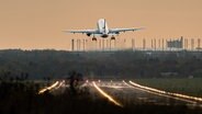 Ein Flugzeug startet am Flughafen Hamburg. © picture alliance/dpa Foto: Daniel Reinhardt