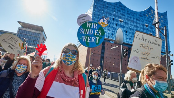 In Hamburg demonstrieren Frauen aus sozialen Berufen vor der Elbphilharmomie zum Weltfrauentag. © picture alliance/dpa Foto: Georg Wendt