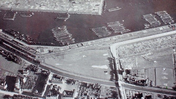 Eine historische Luftaufnahme vom Wilhelmsburger Spreehafen, in dem zahlreiche Boote nebeneinander liegen. © NDR Foto: Daniel Sprenger