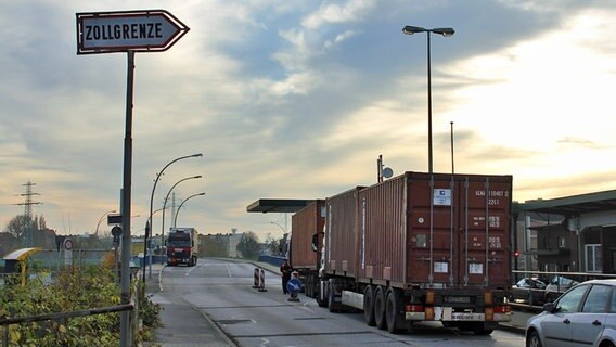 Mehrere Lkw stauen sich an der Wilhelmsburger Zollstation bei der Ausfahrt aus dem Freihafen. © NDR Foto: Daniel Sprenger
