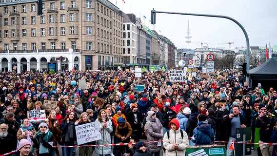 Tausende Menschen demonstrieren mit "Fridays For Future" in der Hamburger Innenstadt. © picture alliance/dpa Foto: Daniel Bockwoldt