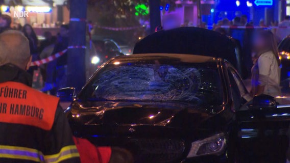 Ein Unfallauto auf der Reeperbahn. © TV News Kontor 