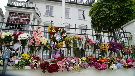 Vor dem britischen Konsulat erinnern Blumen und Fotos an die am 09.09.2022 gestorbene Königin Elizabeth II. © picture alliance/dpa/Citynewstv | Frank Bründel Foto: Frank Bründel