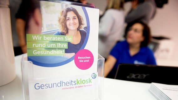 Informationsbroschüren stehen im Gesundheitskiosk in Hamburg-Billstedt. © picture alliance/dpa Foto: Daniel Reinhardt