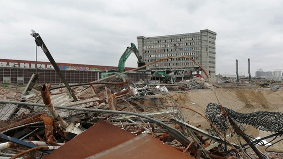 Der Abriss des Überseezentrums im Hamburger Hafen läuft. © NDR Foto: Marc-Oliver Rehrmann