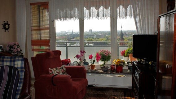 Im Wohnzimmer der Familie Heusler steht ein Sessel und ein Fernseher. © NDR Foto: Hanna Grimm