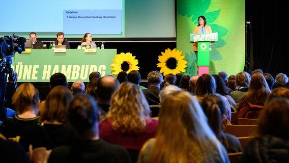 Maryam Blumenthal, Landesvorsitzende der Grünen in Hamburg, spricht zu Beginn der Landesmitgliederversammlung der Grünen Hamburg. © dpa Foto: Jonas Walzberg