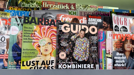 Ausgaben der Zeitschriften bzw. Magazine Barbara, Guido & Co. liegen in einem Geschäft nebeneinander. © picture alliance / Jörg Carstensen | Joerg Carstensen Foto: Jörg Carstensen