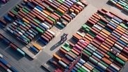Blick aus der Luft auf ein Containerterminal im Hamburger Hafen. © picture alliance/dpa Foto: Daniel Reinhardt