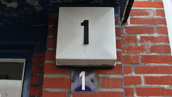 Die Hausnummer 1 am Eingang zum Wohnhaus des letzten Hafenbewohners Ralf Vaust.  