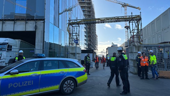Einsatzkräfte in der Nähe einer Baustelle in der Hamburger Hafencity, auf der es einen tödlichen Arbeitsunfall gegeben hat. © NDR Foto: Finn Kessler