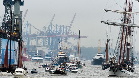 Schiffe fahren auf der Elbe während der Einlaufparade des Hafengeburtstages. © dpa Foto: Christophe Gateau