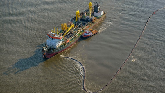 Das Baggerschiff "MS Willem van Oranie" beim Verklappen von Schlick auf der unteren Elbe. © blickwinkel/C. Kaiser 