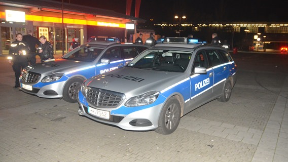 Einsatzkräfte der Hamburger Polizei stehen mit ihren Fahrzeugen vor der Filiale einer Hamburger Sparkasse © CityNewsTV 