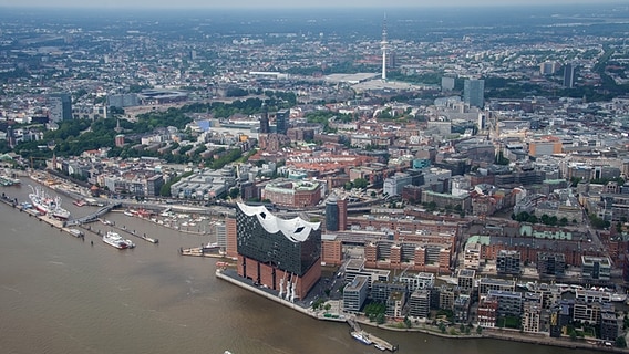 Blick aus Luft auf den Hamburger Hafen mit der Elbphilharmonie, der Hafencity, den Landungsbrücken und dem Fernsehturm. © dpa/picture alliance Foto: Daniel Bockwoldt