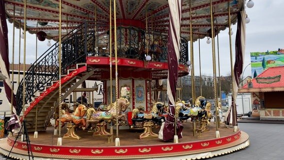 Ein Fahrgeschäft präsentiert sich fertig aufgabaut auf dem Hamburger Dom. © NDR Foto: Karolin Weiß