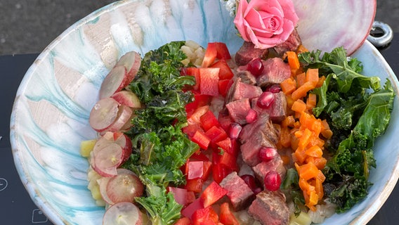 Ein Risotto mit Kartoffeln, Steak und frischem Gemüse. © NDR / Dave Hänsel Foto: Dave Hänsel