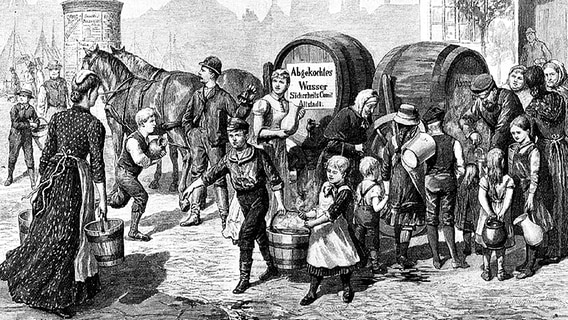 Menschen stehen Schlange an einer Trinkwasser-Ausgabestelle. Zeichnung von Karl Müller zur Cholera-Epidemie in Hamburg Anfang der 1890er-Jahre. Menschen stehen Schlange an einer Trinkwasser-Ausgabestelle. Zeichnung von Karl Müller zur Cholera-Epidemie in Hamburg Anfang der 1890er-Jahre. © Stadtreinigung Hamburg