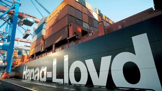 Das Containerschiff "Hamburg-Express" der Reederei Hapag-Lloyd wird an einem Terminal abgefertigt. © picture alliance / dpa Foto: Hapag-Lloyd