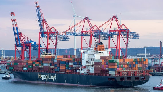 Aufgestapelte Container stehen auf einem Containerschiff der Reederei Hapag-Lloyd im Hamburger Hafen. Aufgestapelte Container stehen auf einem Containerschiff der Reederei Hapag-Lloyd im Hamburger Hafen. © picture alliance / dpa Foto: Bodo Marks