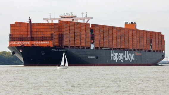 Das Containerschiff "Berlin Express" der Reederei Hapag-Lloyd fährt auf der Elbe in den Hamburger Hafen ein. © picture alliance / dpa Foto: Bodo Marks