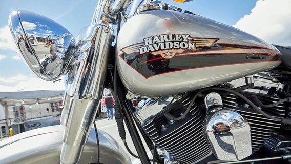 Der Schriftzug "Harley Davidson" auf einem Motorrad auf dem Festivalgelände der Harley Days. © picture-alliance/dpa Foto: Georg Wendt