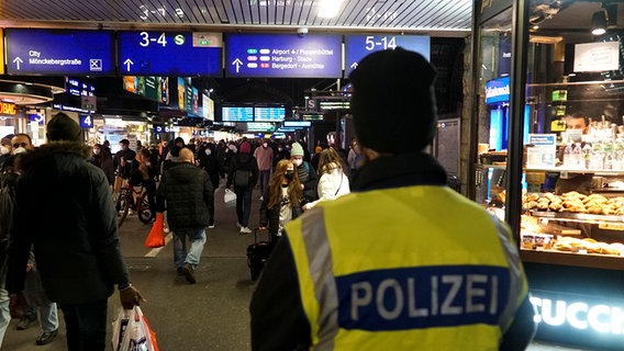 Ein Polizist auf Streife am Hamburger Hauptbahnhof. © picture alliance 