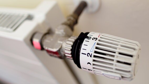 Ein Thermostat an einer Heizung. © picture alliance/dpa Foto: Sven Hoppe