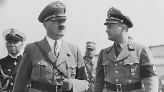 Adolf Hitler bei einem Besuch in Hamburg, zusammen mit Reichsstatthalter Karl Kaufmann (rechts) Adolf Hitler bei einem Besuch in Hamburg, zusammen mit Reichsstatthalter Karl Kaufmann (rechts) © NDR/ Staatsarchiv Hamburg