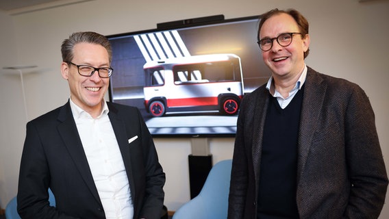 Henrik Falk (r.), Vorstandsvorsitzender der Hochbahn, und Marco Kollmeier, HOLON-Geschäftsführer. © Christian Charisius/dpa 