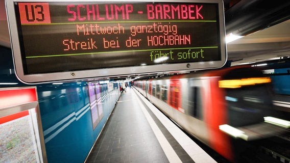 Auf einer Anzeigetafel in einer U-Bahn-Station in der Hamburger Innenstadt ist der Text "Mittwoch ganztägig Streik bei der Hochbahn" zu lesen. © picture alliance / dpa Foto: Christian Charisius