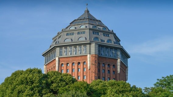 Das Hotel im ehemaligen Wasserturm im Schanzenpark in Hamburg © picture alliance / imageBROKER | Joko 