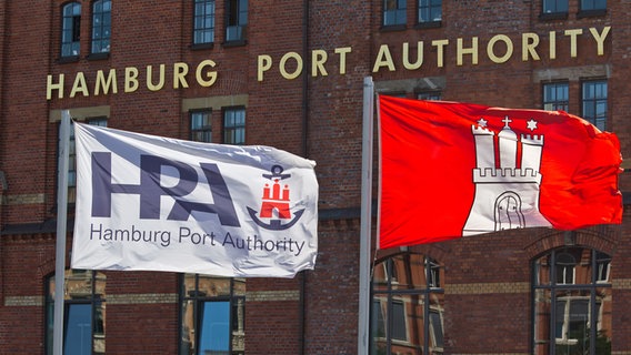 Die Fahnen der Hamburg Port Authority und der Freien und Hansestadt Hamburg wehen in der Hamburger Speicherstadt. © picture alliance / dpa Foto: Markus Scholz