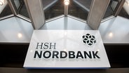 Blick auf den Eingangsbereich mit dem Logo der HSH Nordbank. © dpa Foto: Daniel Bockwoldt