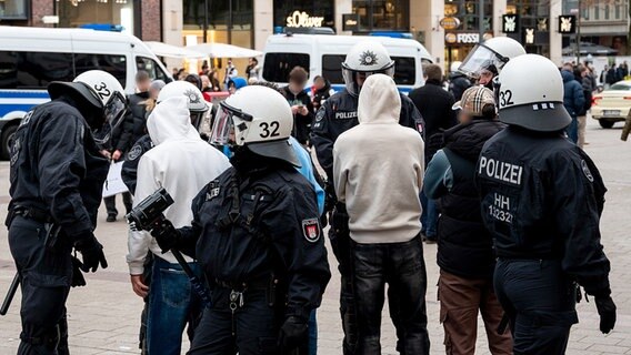 Polizisten und Jugendliche bei Auseinandersetzungen in der Mönckebergstraße. © picture alliance/dpa Foto: Daniel Bockwoldt