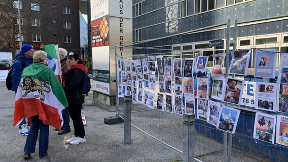 Eine Kundgebung vor dem Haus der Gerichte in Hamburg protestiert gegen das IZH. © NDR Foto: Elke Spanner