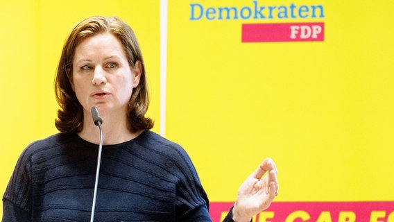 Sonja Jacobsen, stellvertretende FDP-Vorsitzende in Hamburg, hält auf dem Landesparteitag der FDP Hamburg ihre Bewerbungsrede für das Amt der Landesvorsitzenden. © picture alliance/dpa Foto: Markus Scholz