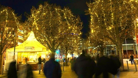 Der Jungfernstieg in der Hamburger Innenstadt ist weihnachtlich beleuchtet. © picture alliance/rtn - radio tele nord 