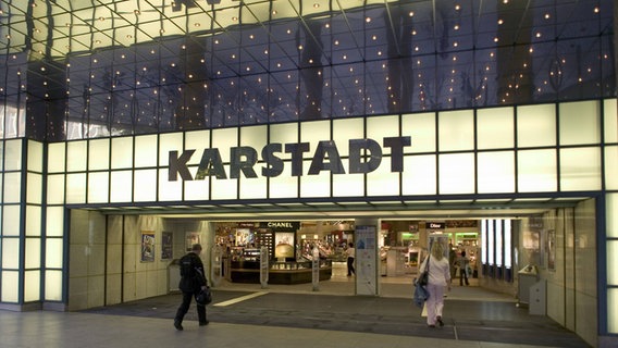 Eingang des Kaufhauses Karstadt in der Hamburger Mönckebergstrasse. © IMAGO / Hoch Zwei/Angerer Foto: Angerer