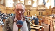 NDR-Reporter Karsten Sekund berichtet aus dem Plenarsaal des Rathauses. © NDR.de Foto: NDR.de