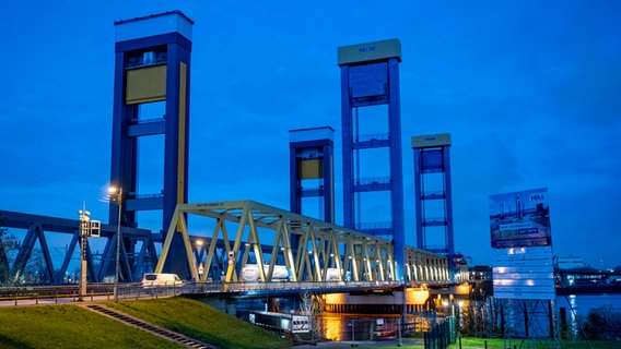 Die Kattwykbahnbrücke im Hamburger Hafen. © picture alliance/dpa Foto: Axel Heimken